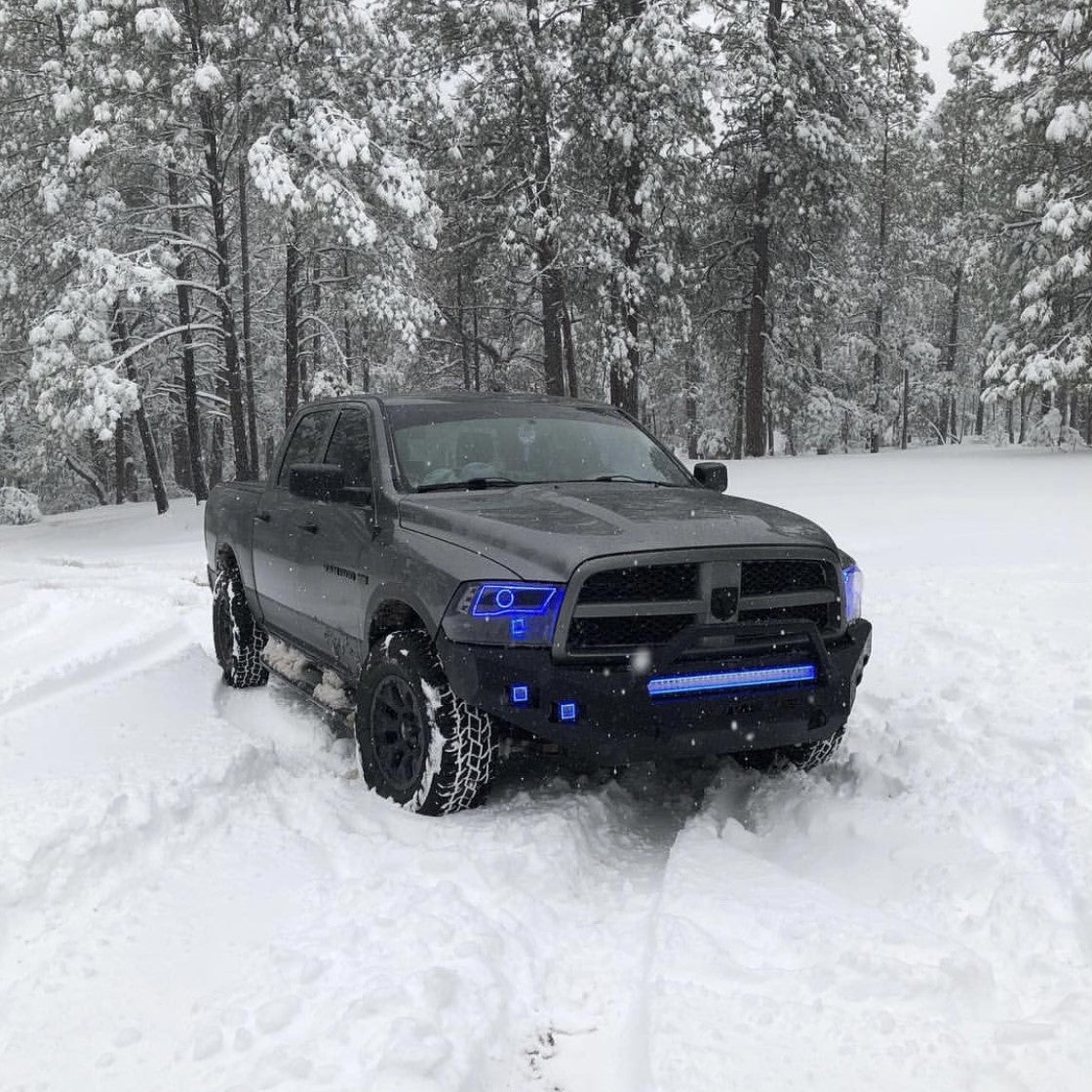 1 RGB Flow Light Bar Sync with 4 packs RGB Flow LED Pods